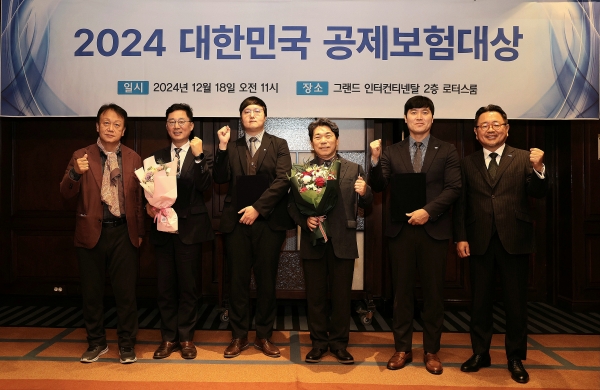 ‘2024 대한민국 공제보험대상’ 시상식에서 ‘올해의 공제인·올해의 보험인’ 수상자들이 기념촬영을 하고 있다. (왼쪽부터) 민병두 뉴스투데이 회장, 이경춘 한화손해보험 부장(서지훈 부사장 대리수상), 배천수 건축사공제조합 공제운영팀장, 김우중 어린이집안전공제회 사무총장, 김병문 정보통신공제조합 영업지원본부장, 오세문 한국공제보험신문 회장.